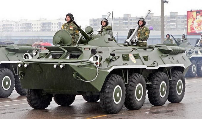 Xe vận chuyển bọc thép bánh lớp BTR-80 do Nga chế tạo.